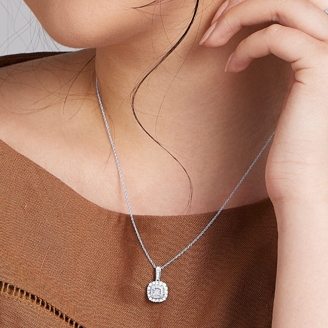 45cm Miracle Halo Necklace with 0.16tw of Diamonds in Sterling Silver