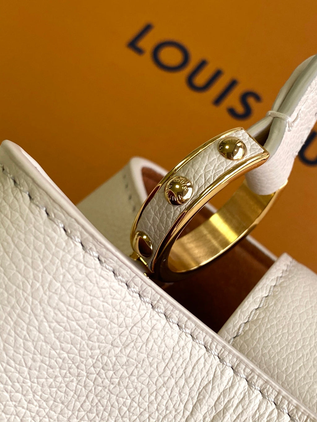 CAPUCINES GM 33CM BEIGE GOLD TAURILLON LEATHER 252023
