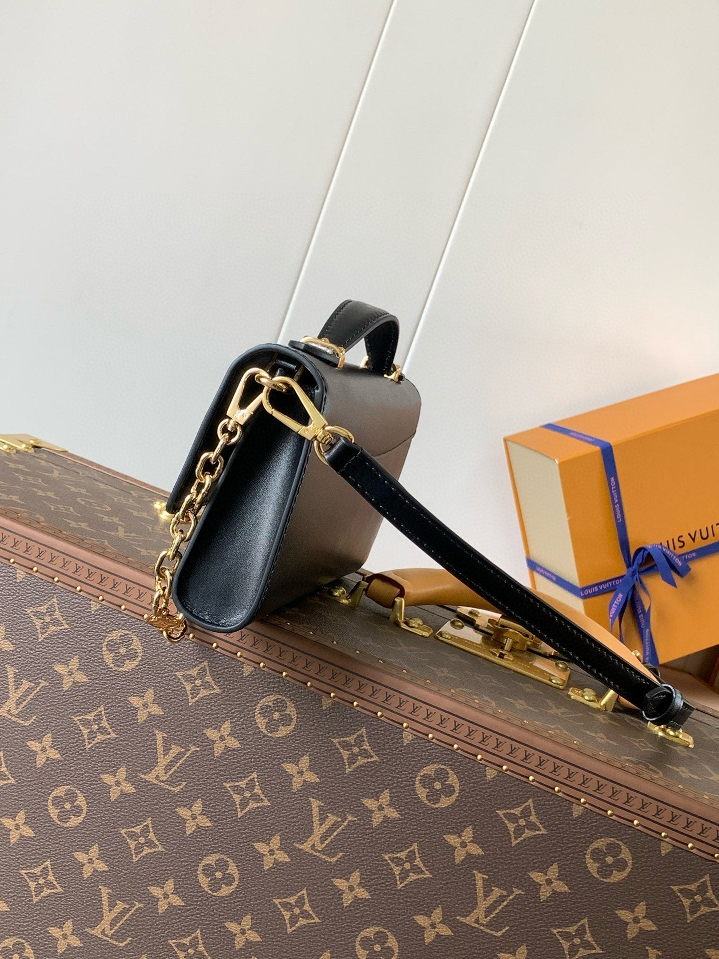 Wallet On Chain Capucines handbag Black Cowhide 250406