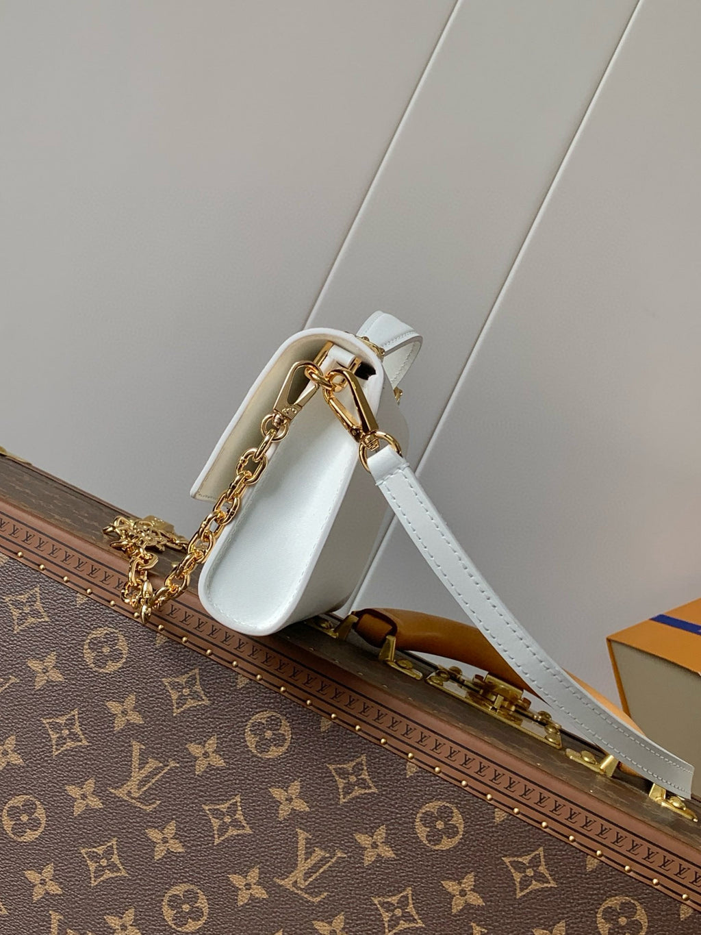 Wallet On Chain Capucines handbag White Cowhide 250408