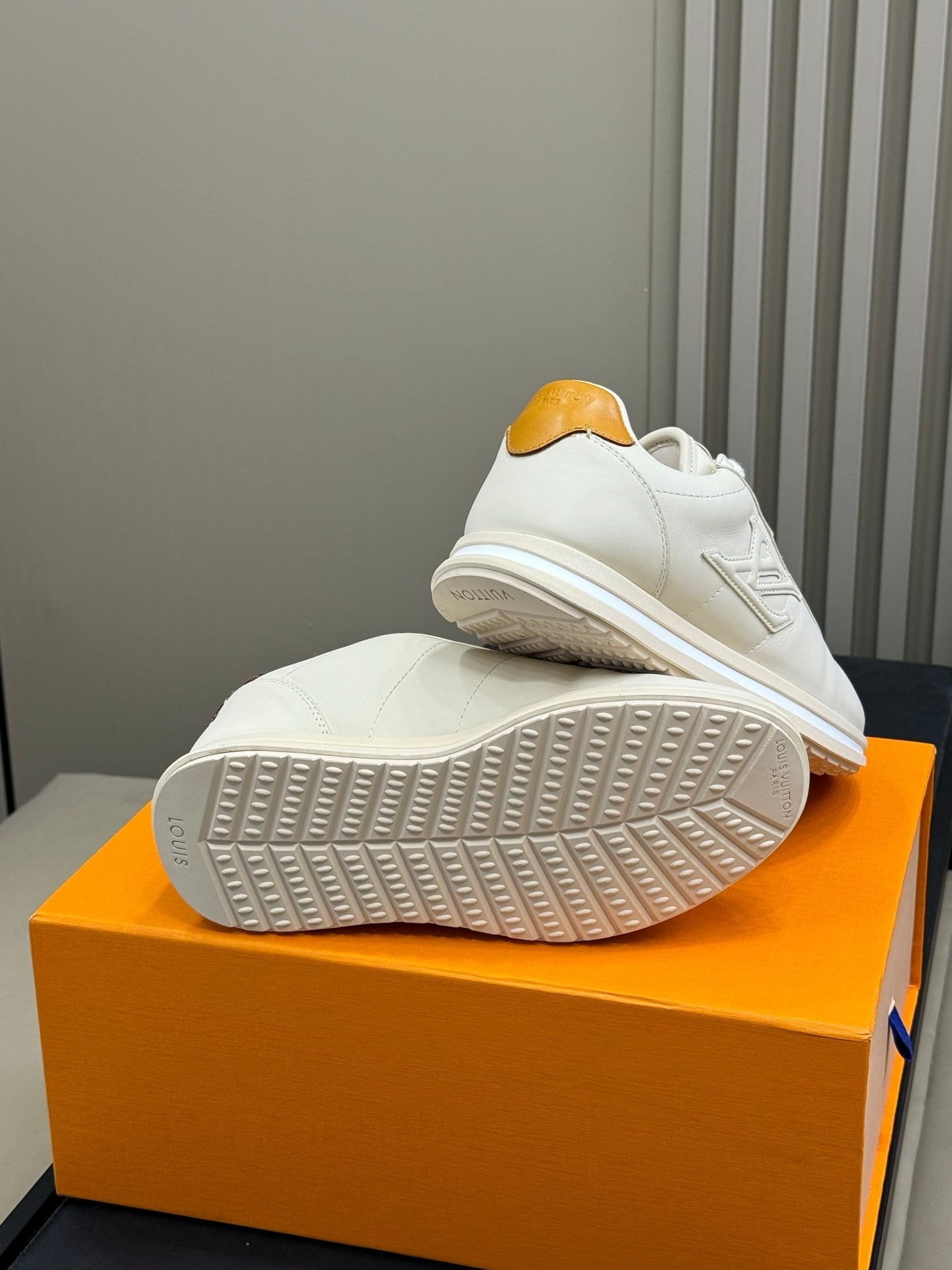 LV 25 Buttersoft Sneaker White Lambskin 333490