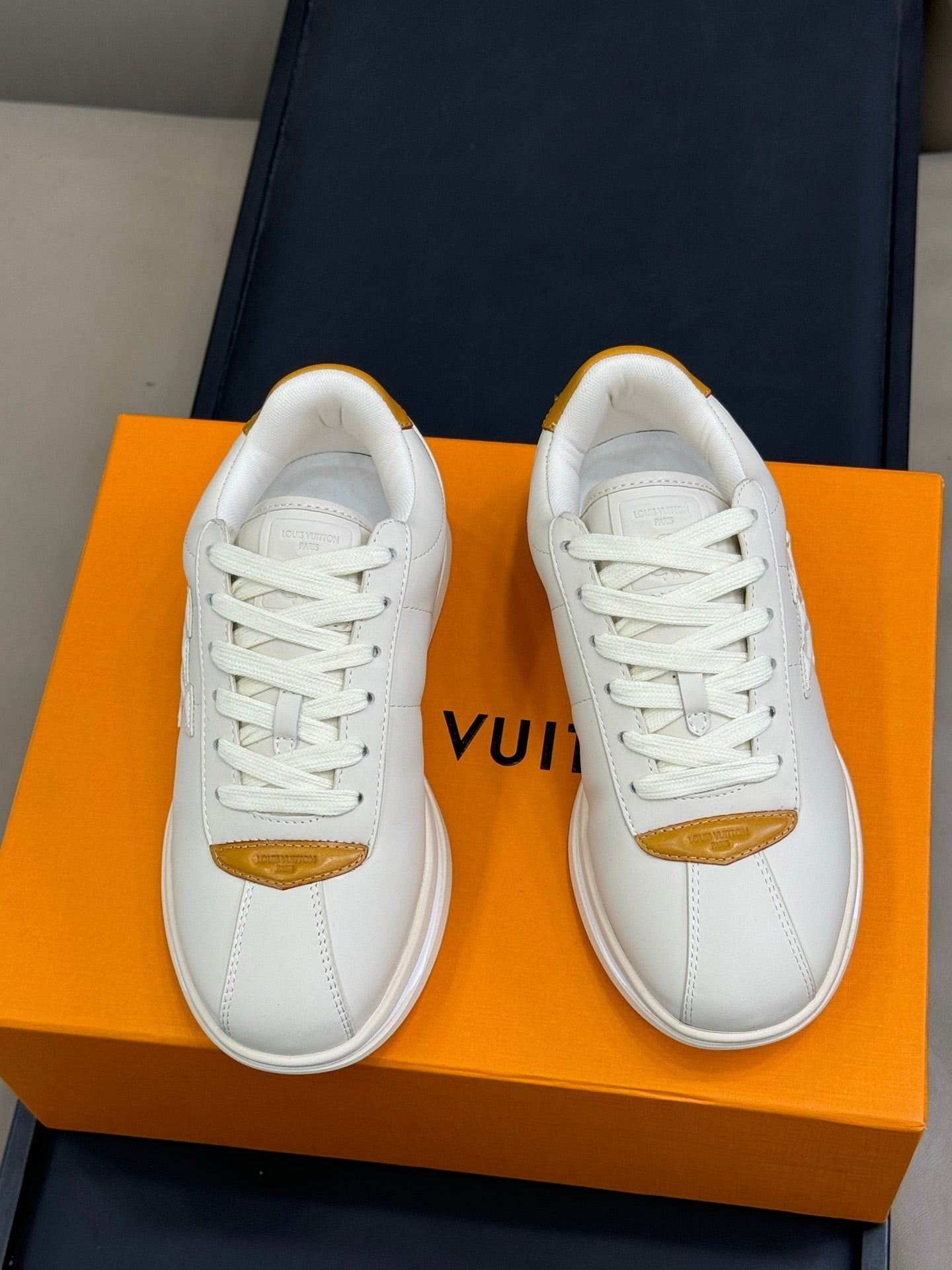 LV 25 Buttersoft Sneaker White Lambskin 333490